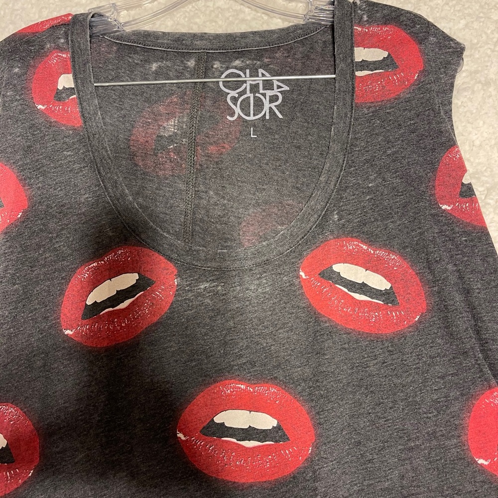 Chaser sleeveless top dark grey with red lips